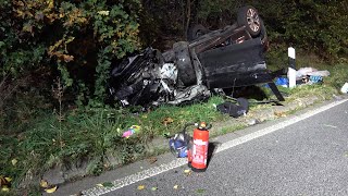 PKW prallt gegen Leitplanken landet in Graben auf Dach  Fahrer verletzt in Troisdorf am 301024 [upl. by Sloan]