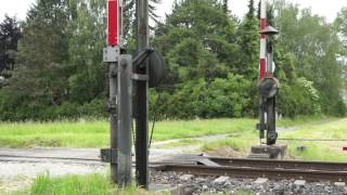 Bahnübergang mit mechanischen Schranken amp mechanischem Läutwerk Gleiß ÖBB Österreich [upl. by Anuahc]