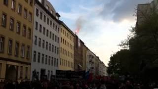 1 Mai 2013 in Berlin  Demonstrant zündet Bengalisches Feuer auf Hausdach [upl. by Iknarf]