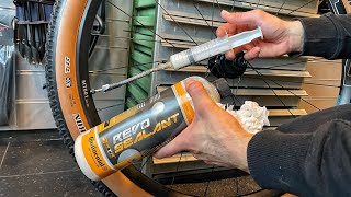 Zo monteer je een TUBELESS FIETSBAND 🍼  Fiets Tutorial [upl. by Mcculloch]