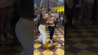 Tirando paso en la sucursal del cielo Estilo de baile caleño 🔥 salsacalena dance salsa [upl. by Srini]