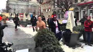 En chest pour le lancer du sapin  MontrealTV [upl. by Vitkun606]