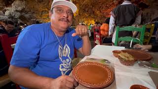 Comiendo escamoles y chapulines en restaurant la gruta en las pirámides teotihuacan [upl. by Hesler]