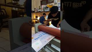 proses pemasangan stiker di papan impraboard alvaboard untuk visual tripod banner [upl. by Annawad881]