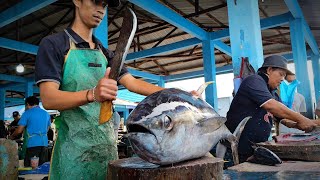 sharp knife Amazing bigeye tuna cutting master skills [upl. by Eeneg]