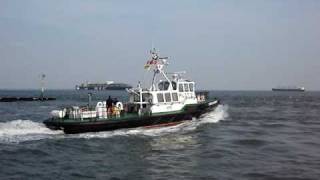 Loodsboot vaart uit [upl. by Ahsyat447]