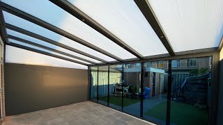 Aluminium Terrasoverkapping  Getinte glazen schuifdeuren  Plissé gordijnen  Aluminium zijwanden [upl. by Ttennaj]