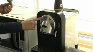 Cómo usar una cafetera Nespresso modelo Essenza SN30 [upl. by Johathan]