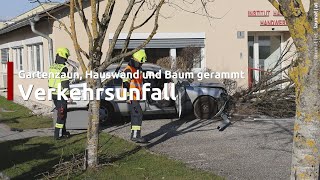 Auto bei Unfall in Alkoven gerade über quotTKreuzungquot gegen Baum Hauswand und Gartenzaun gefahren [upl. by Nepean135]