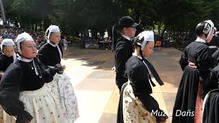 Gavotte bigoudène  Finale 2019 des enfants chantée par Clément AndréMarc Pouliquen à Pont lAbbé [upl. by Melliw381]