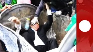 A Kiev deputato filorusso gettato nel cassonetto  Guarda il video [upl. by Shepp]