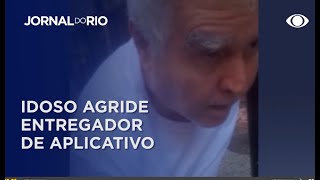 Entregador é agredido por idoso em Copacabana [upl. by Quintie900]