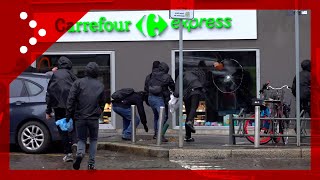 Milano corteo per Palestina azione contro supermercato Carrefour Vetri infranti e danni [upl. by Yendor]