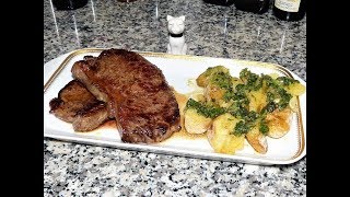 Papas arrugadas acompañadas con salsa verde y bistec [upl. by Anihs]