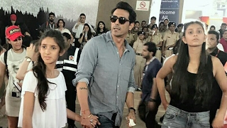 Arjun Rampal Pushes Away Photographers at Justin Bieber Concert in Mumbai  SpotboyE [upl. by Wardlaw]