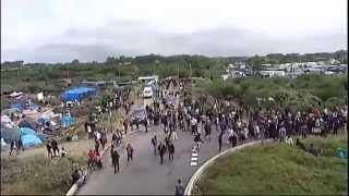 Calais  Une manifestation de migrants dispersée [upl. by Ttirrej]