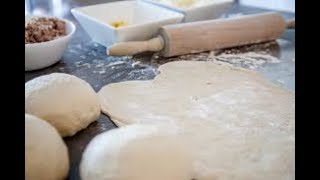 Zelf deeg maken voor broodjes en pizza [upl. by Nura]