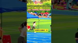 初中運動會4X200米接力賽又現精彩時刻女生接棒時最後一名卻在最後一刻極限反超奪得冠軍網友：從她追所有人跑到所有人在追她 [upl. by Feliks545]