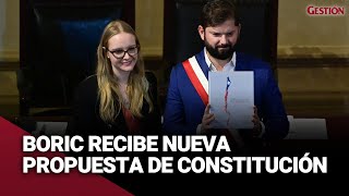 CHILE 🇨🇱 BORIC recibe nueva propuesta de CONSTITUCIÓN CONSERVADORA y llama a PLEBISCITO  Gestión [upl. by Amar458]