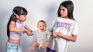 Elas estão brigando para ver quem é a MELHOR IRMÃ pro bebê [upl. by Old]