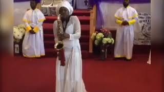 NIGERIANAMERICAN FEMALE SAXOPHONIST AYO  LIVE PERFORMANCE IN CHICAGO [upl. by Aninnaig]