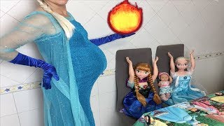 Elsa y Anna muñecas grandes y los nuevos poderes de mamá con Bebé Nenuco Lola y hermanas [upl. by Ahsika]