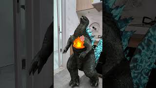 哥斯拉的蛋糕被偷了，原来是这两小子干的 cosplay funny godzilla [upl. by Volkan]