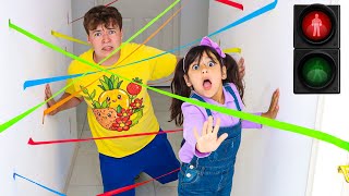 Ellie amp Andrea Silly String and Water Balloon Red Light Green Light Challenge [upl. by Diena]