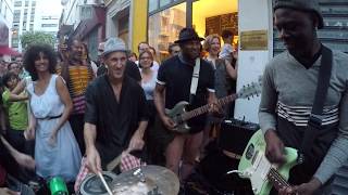 fin Concert 5 en live de keziah Jones improvisé dans la rue de paris 20 èm le 19 juillet 2018 [upl. by Htederem]