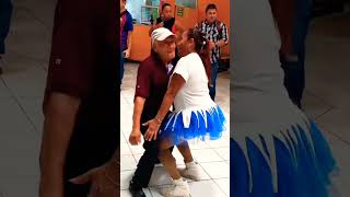 Pollito caminando y miando véanlo 😅🤣😄🎼🎵🎶👏 baile show music dance music shorts short [upl. by Pahl487]