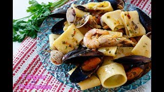 Calamarata ai frutti di mare con cozze vongole e gamberi Ricetta economica e facile [upl. by Vonni904]