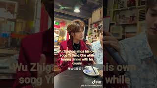 Wu Zhigang sings Yi Dang Chu while having dinner with his cousin chinesemusic 吴治岗 yidangchu以当初 [upl. by Doll]