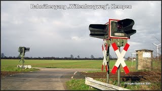 Bahnübergang quotWittenburgwegquot Kempen  quot2 ZügequotAnzeige plus Güterzug [upl. by Nolos]