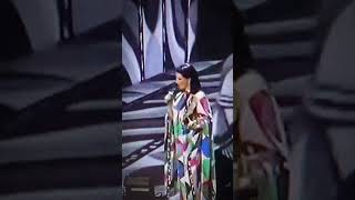 Batacazo de Laura Pausine artistaza siguió cantando como si nada musica laurapausine caida [upl. by Uria]