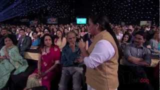 Bharti Singh on the lookout for celebrity smiles at the Peoples Choice Awards 2012 HD [upl. by Hewie]