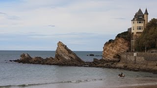 Un cavalier profite de la côte des basques à Biarritz [upl. by Cotsen]