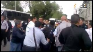 Detención de agente provoca enfrentamiento entre ministeriales y estatales en Avenida Juárez [upl. by Atnauqahs25]