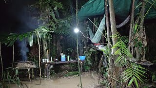 Acampamento na beira de um Rio em uma mata fechada a chuva não dá moleza a noite o Rio inundou tudo [upl. by Latham]