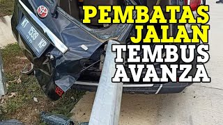 Kecelakaan di Jalan Tol Pembatas Jalan Tembus Avanza Berpenumpang 8 Orang [upl. by Mosnar]