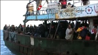 Italie 254 migrants syriens et égyptiens secourus [upl. by Nylyaj]