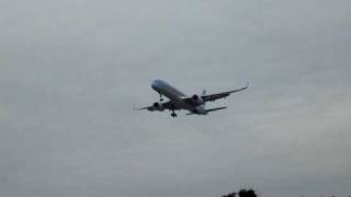 Thomson 757 arriving at gatwick with winglets [upl. by Sharl]