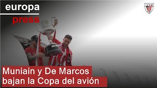 Muniain y De Marcos capitanes del Athletic bajan la Copa del avión tras su llegada a Bilbao [upl. by Nitin]