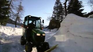 John Deere 1026R Kompakttraktor im Winterdienst Produktvideo  LandtechnikTV [upl. by Glaudia]