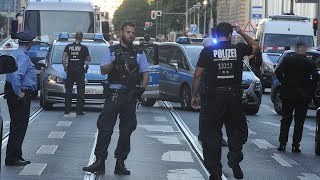 Berlin Mitte Schüsse in die Luft Polizei stoppt Hochzeitsgesellschaft [upl. by Denver]