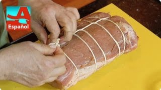 Cómo bridar o atar carnes rellenas  Secretos de cocina  AARP en español [upl. by Loferski]