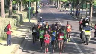 Le Kenya brille au marathon de Paris [upl. by Calva]