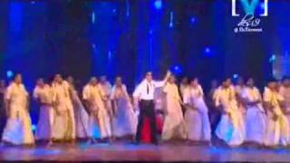 Shahrukh Khan and Kareena Kapoor performing Chamak Challo [upl. by Laemsi]