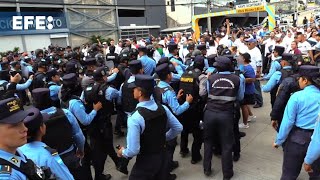 Honduras registra multitudinarias manifestaciones a favor y en contra del Gobierno [upl. by Mayram595]