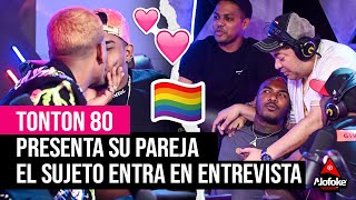 TONTON 80 PRESENTA amp BESA SU PAREJA MIENTRAS EL SUJETO CASI ARMA UN BOBO EN PLENA ENTREVISTA [upl. by Lydon687]