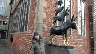 DIE BREMER STADTMUSIKANTEN TOWN MUSICIANS MONUMENT BREMEN GERMANY [upl. by Ellene486]